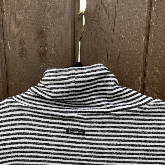Lucky Brand black and white stripped sweatshirt🖤 - Picture 4 of 4